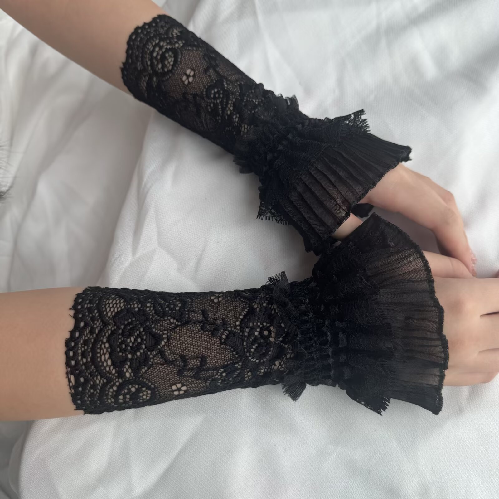 Lace Hollow Wrist Covers Trump - Men Accessories Wrist recension och pris